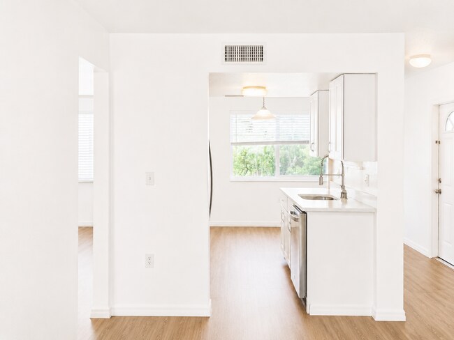 Foto del edificio - Updated 2-Bedroom Condo with Screened Lanai with water included.