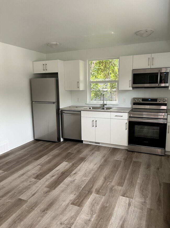 Photo du bâtiment - 11820-11861 61 St NW