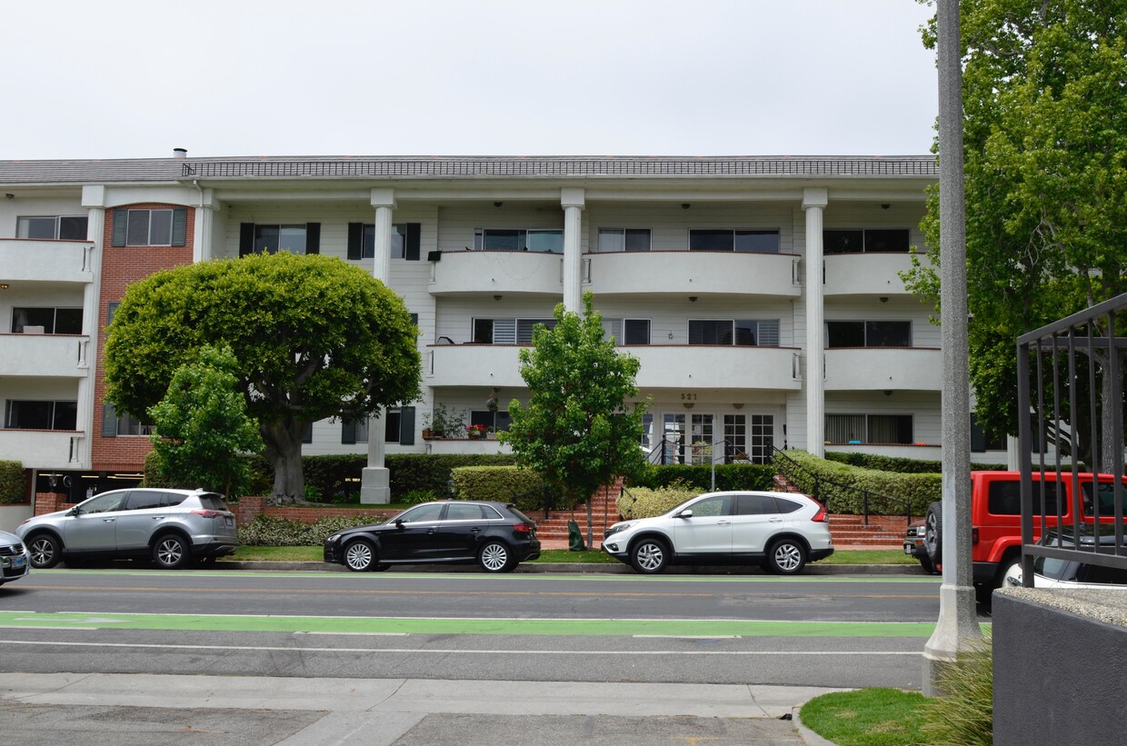 Front of Building - 521 Montana Ave