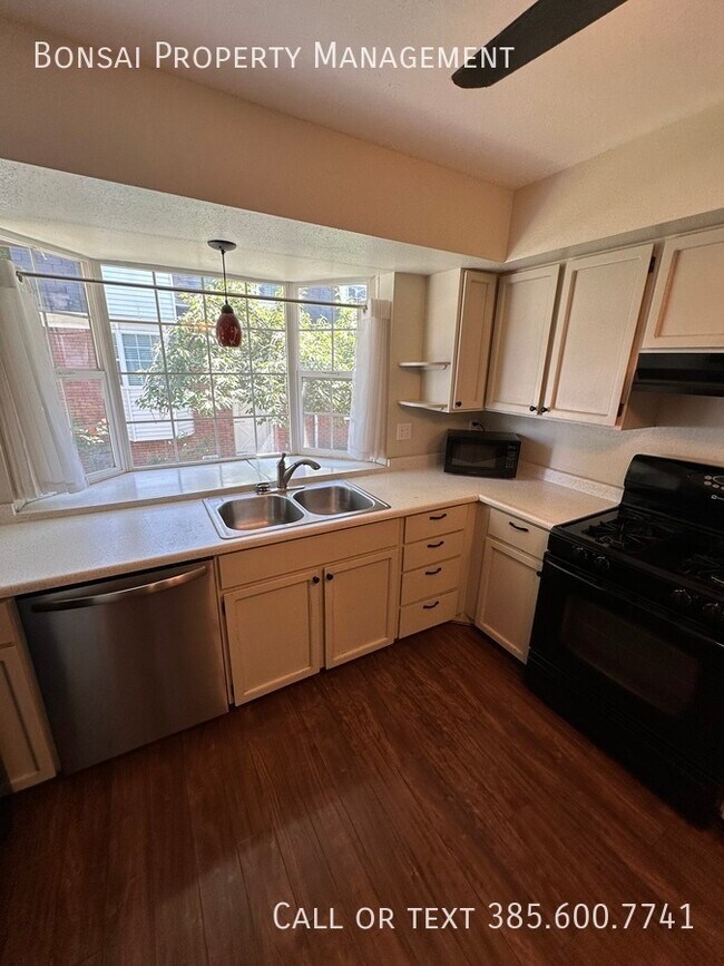 Building Photo - Townhome in Sandy