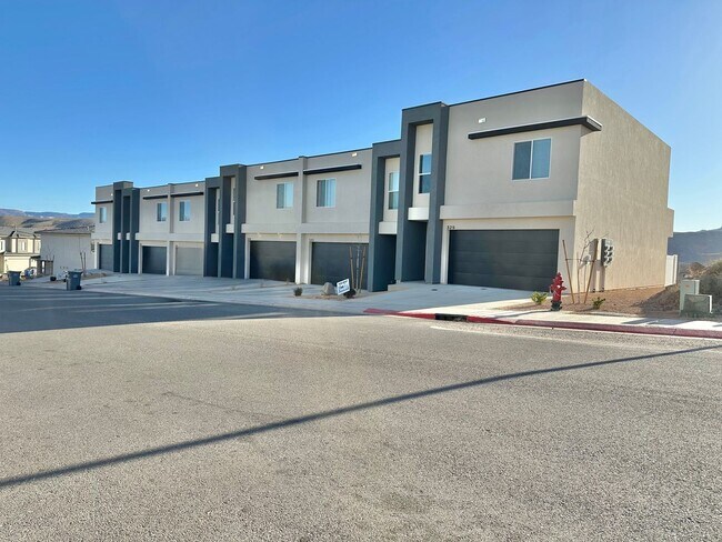 Foto del edificio - PET FRIENDLY!! HURRICANE TOWNHOME! END UNIT!