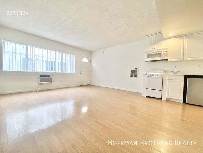 Building Photo - 634 N St Andrews Pl