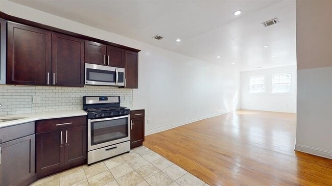 Building Photo - 131 Brunswick St