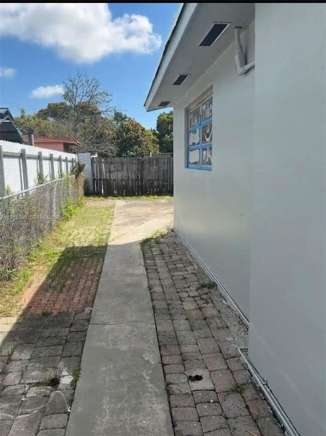 Building Photo - 1637 NW 31st Ave