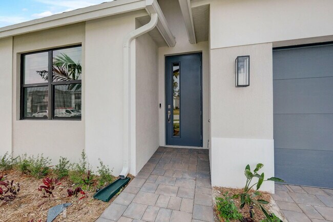 Building Photo - 5935 SE Sky Blue Cir