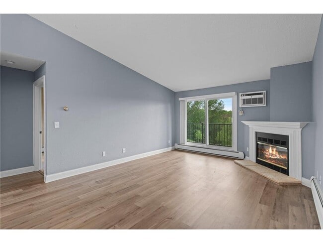Building Photo - 3440 Golfview Dr