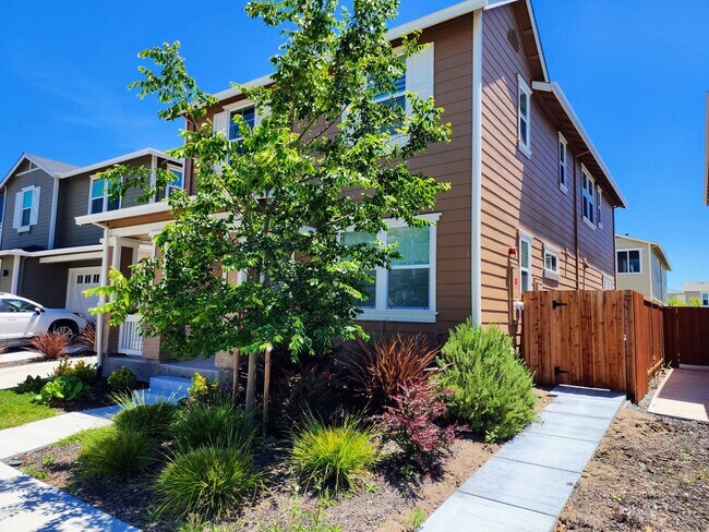 Building Photo - 4 Bedroom Home in W Section