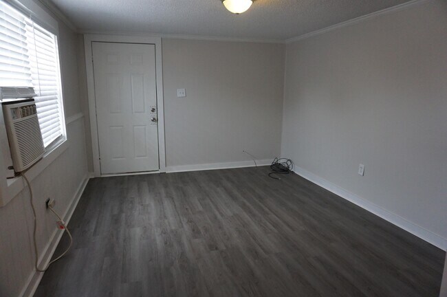 Foto del edificio - 148a S John Sims Pkwy
