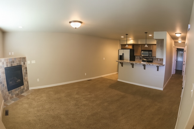 Building Photo - Gorgeous 3x2 townhouse with bonus loft, si...