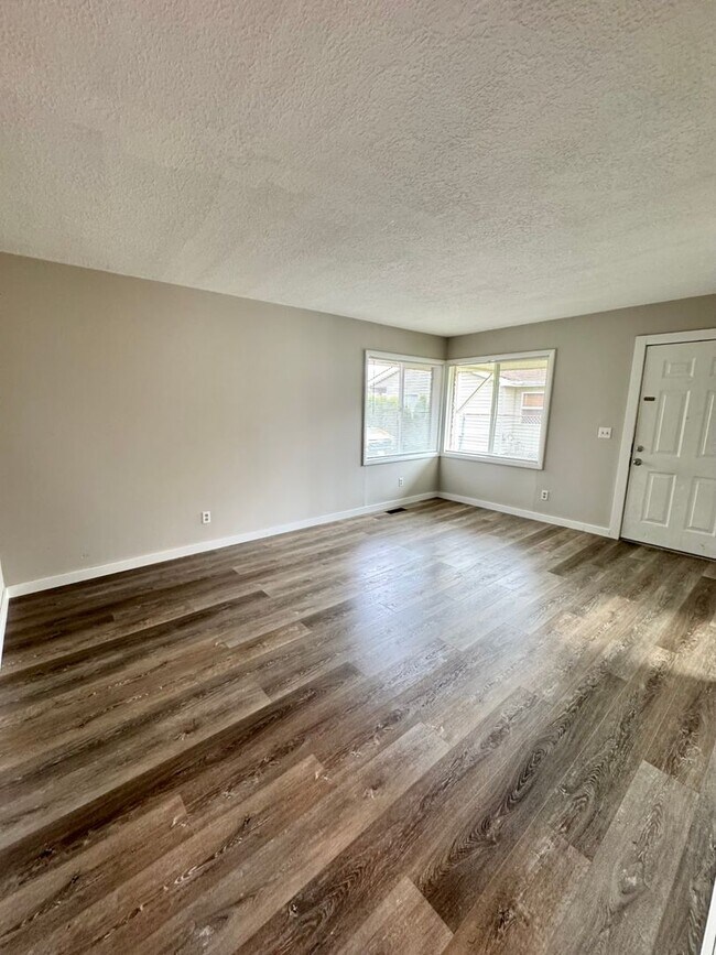 Building Photo - 9220 SE Raymond St