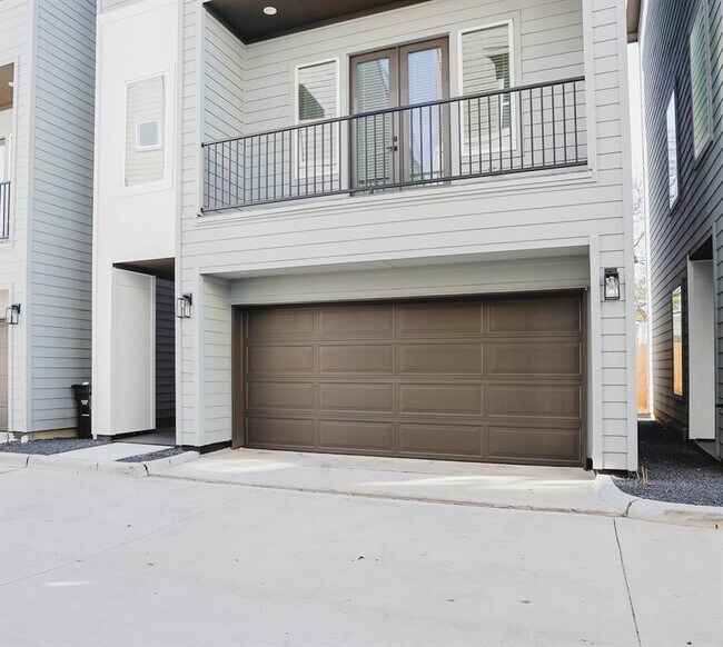 Building Photo - 3036 Live Oak St