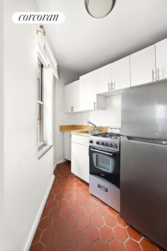Building Photo - 25 Minetta Ln