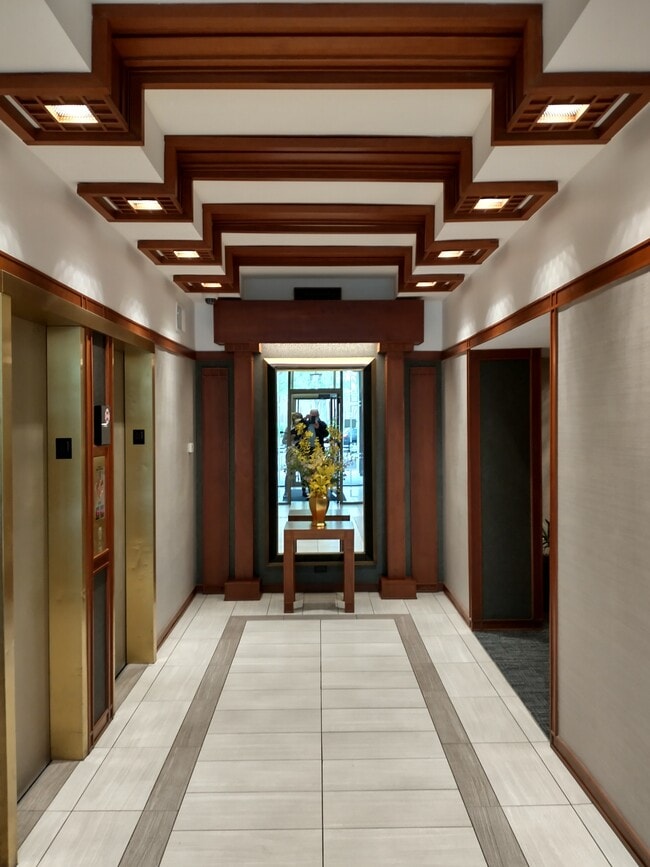 Entrance hall - 1540 N State Pkwy