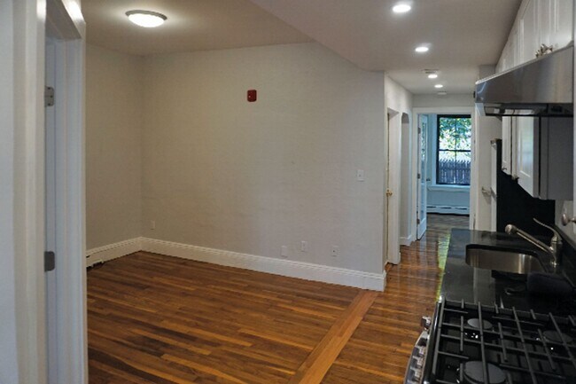 Building Photo - HOT CAMBRIDGE LISTING!!!!!