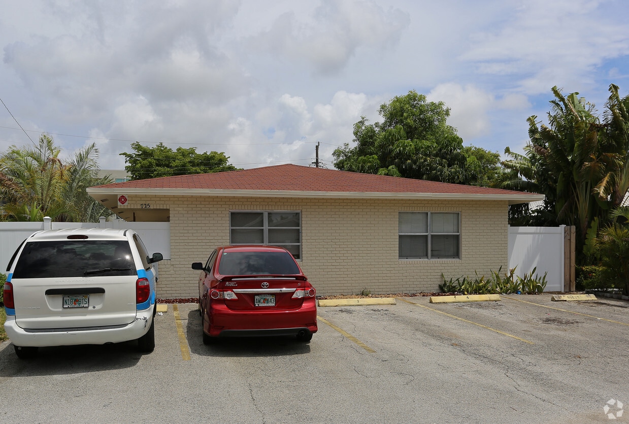 Building Photo - 721-725 NE 23rd Dr