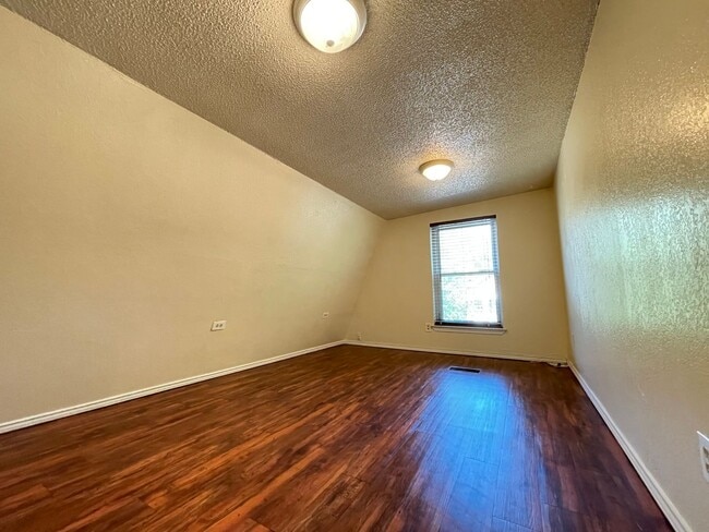 Building Photo - Affordable 2 bed in Arts District