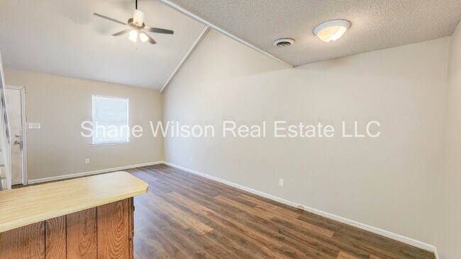 Building Photo - Cute Townhouse Available!