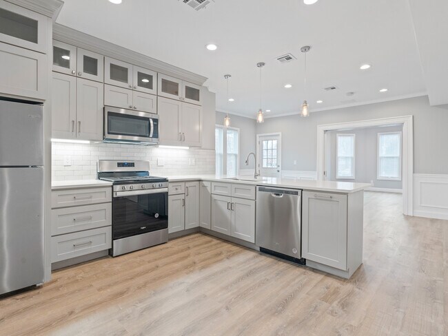 Building Photo - 698 Chalkstone Ave