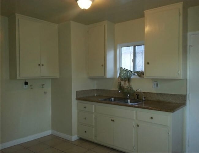 Building Photo - 634 W Colden Ave