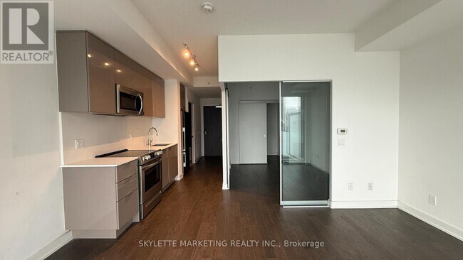 Building Photo - 25 Richmond St E