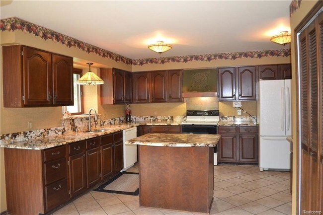 Building Photo - 5695 Deerwood Ln