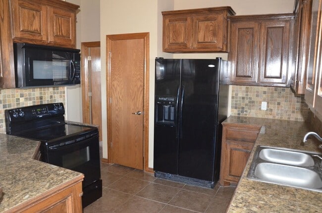 Building Photo - 4 Bed Close to OU