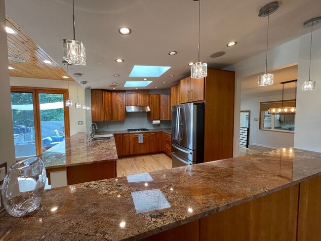 Building Photo - Show Stopper!