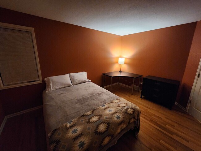 Habitación privada amueblada - 1545 Lodge Ln