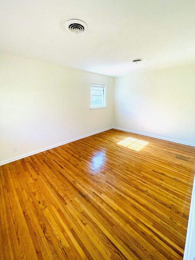 Building Photo - ** 3 bed 2.5 bath located in Southlawn ** ...