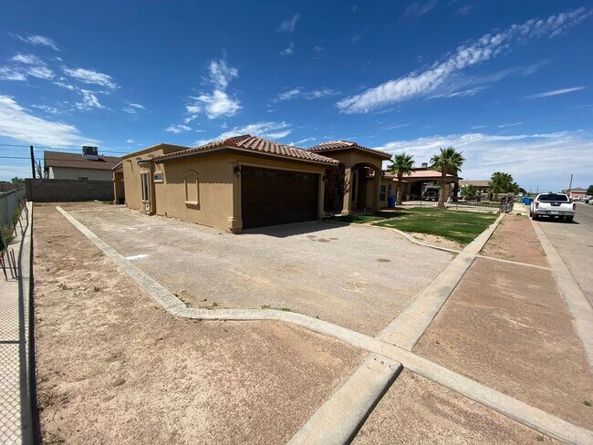 Foto del edificio - HOME FOR RENT IN CLINT
