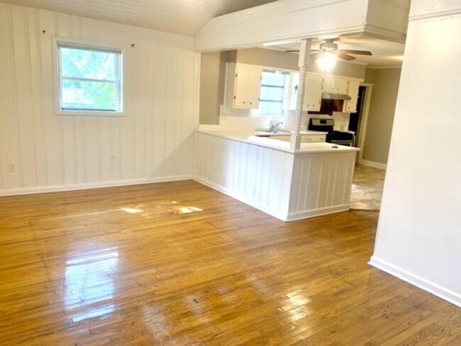 Building Photo - 402 Columbus Dr