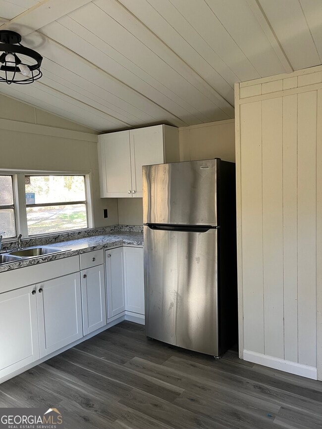 Building Photo - 833 Garrison Rd