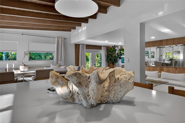 Foto del edificio - 3138 SW 15th St