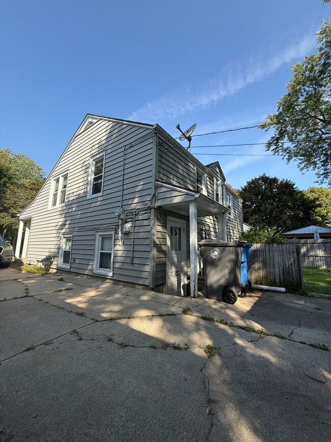 Building Photo - Charming 3-Bedroom Home in Whitefish Bay -...