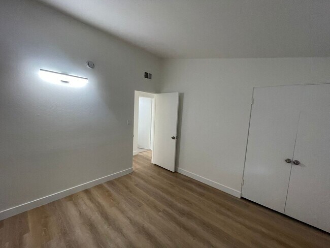 Foto del edificio - 600 S Brookhurst Rd.