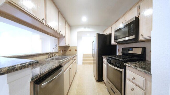 Building Photo - 3 bedroom in North Hollywood CA 91601