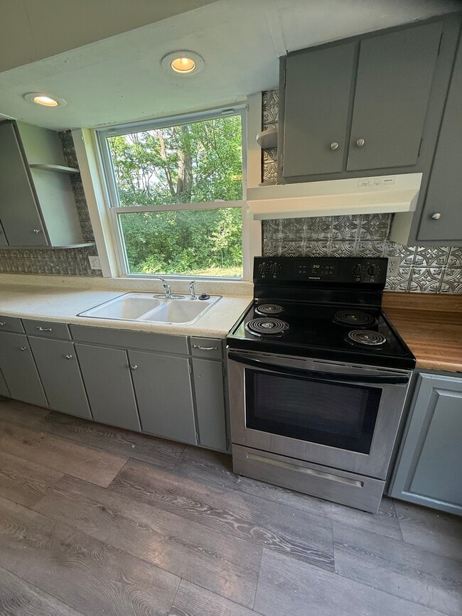 Building Photo - 10 Suncrest Ter