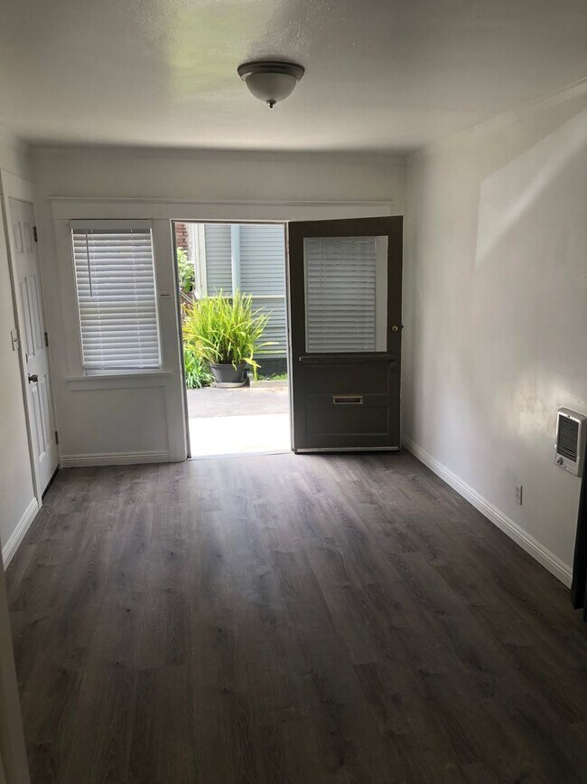 Foto del edificio - Lower 1 Bedroom Backhouse near Downtown Lo...
