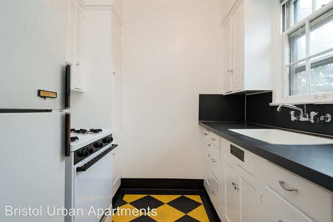 Foto del edificio - 5585 NE Sandycrest Terrace