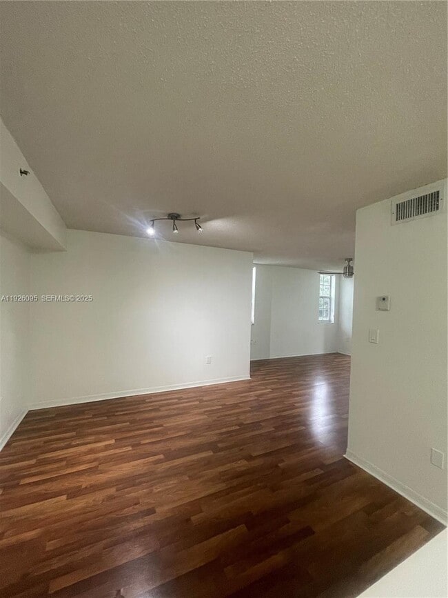 Foto del edificio - 4420 NW 107th Ave