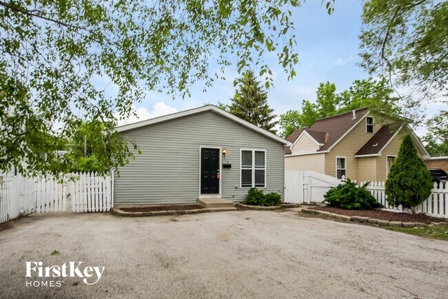 Building Photo - 319 Fairlawn Dr