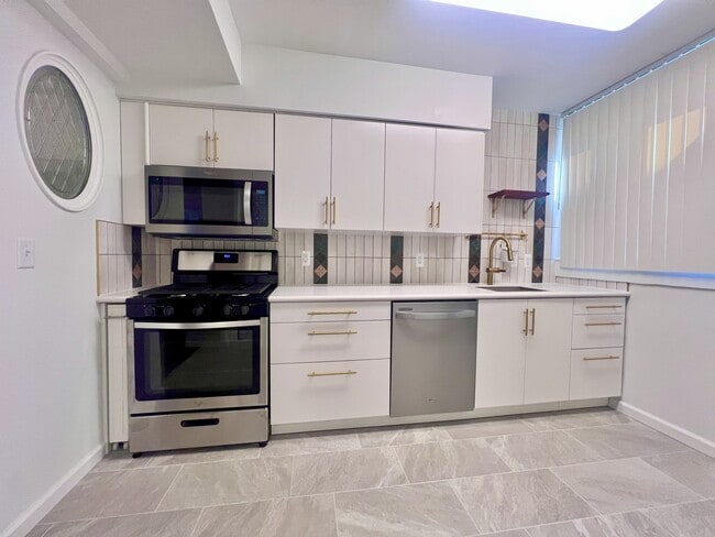 Gorgeous new kitchen! cooking with gas - 352 S Main St