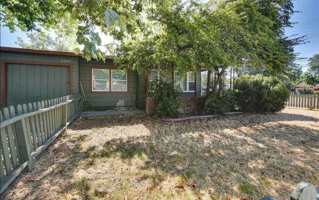 Building Photo - 2202 Fairfield St