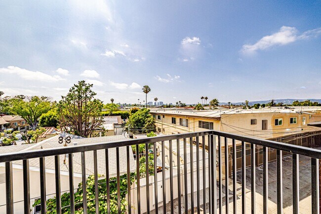Building Photo - 2055 S Garth Ave