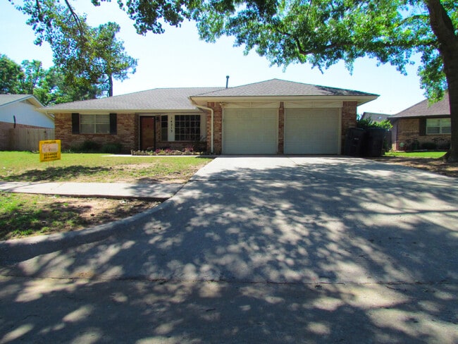 Edmond Schools, Lawn Care Included - Great Home - Edmond Schools, Lawn Care Included - Great Home