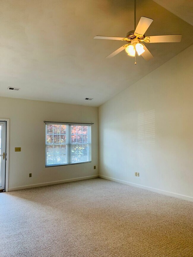 Building Photo - 2 Bedroom 2 Bath Townhouse