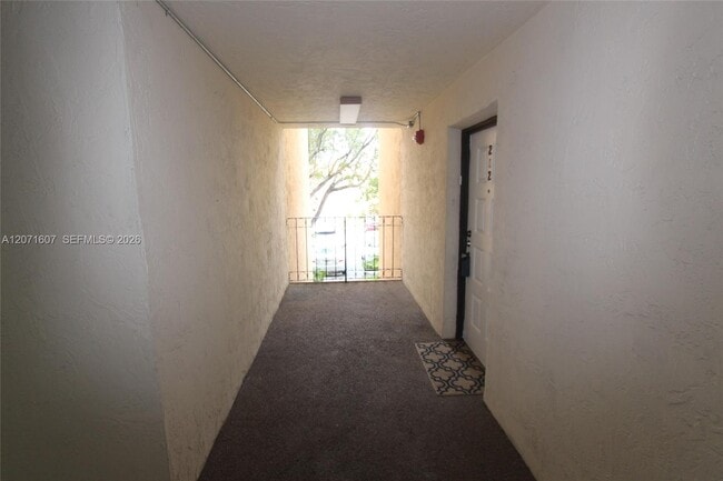 Foto del edificio - 8005 Lake Dr