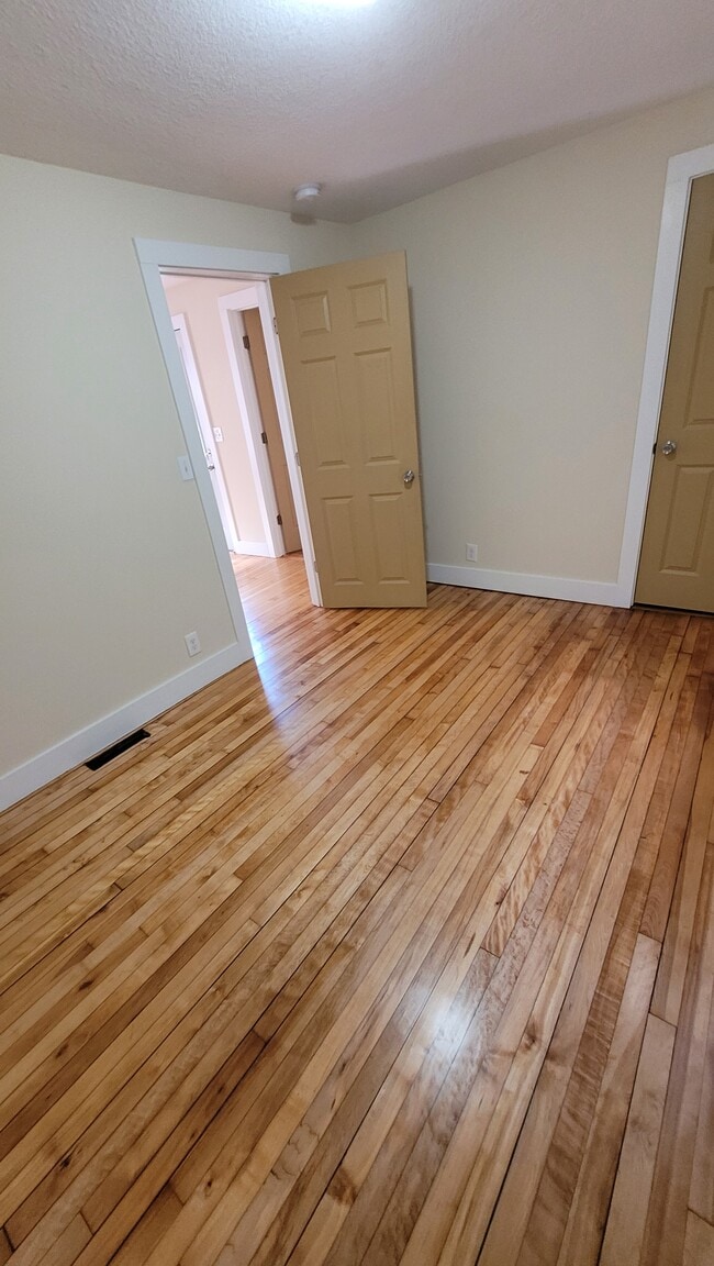 Building Photo - 412 20th Ave NE