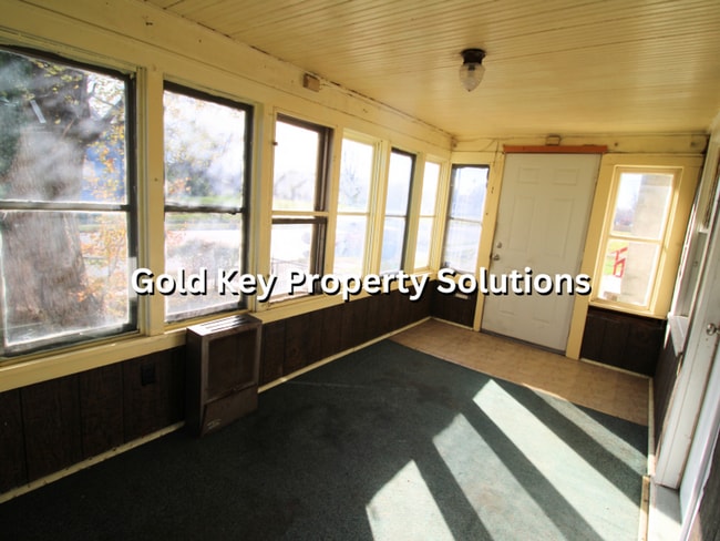 Building Photo - Open Floor Plan 2 BR 1 BA House with Sun Porch NO SECTION 8