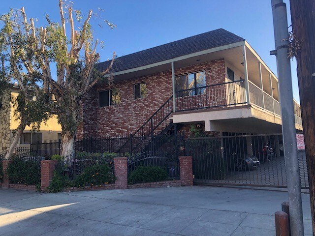 Front of building - 1618 Grismer Ave